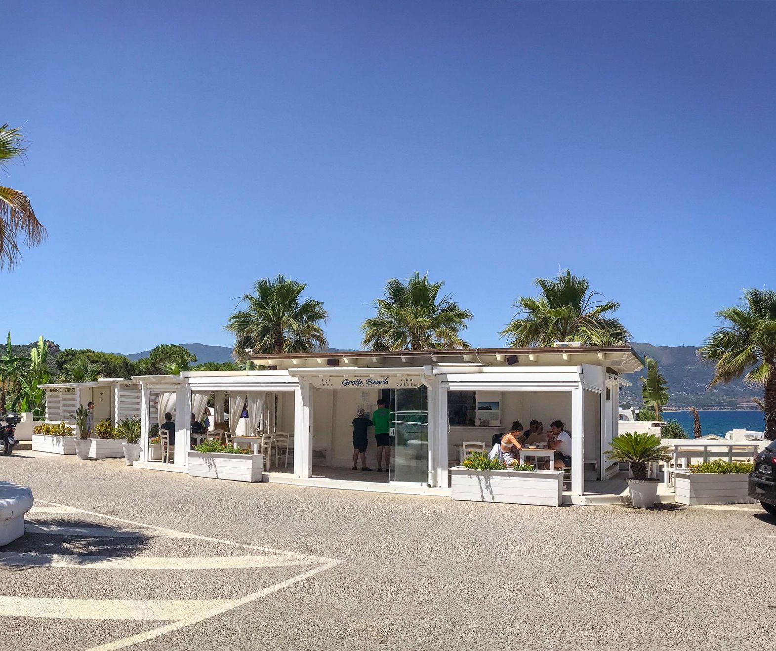 Il locale Grotte Beach — giardino, spiaggia e bar