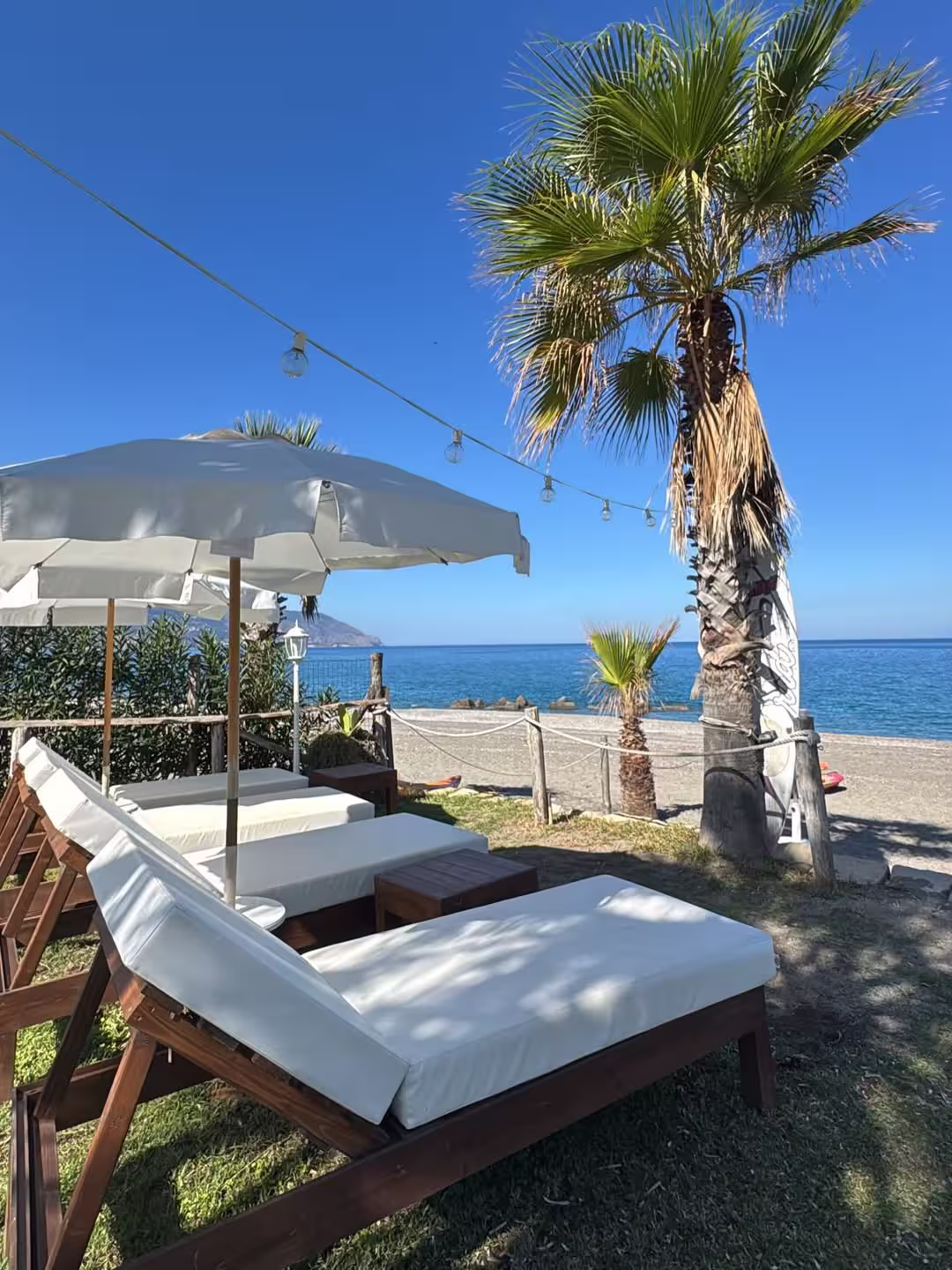 Grotte Beach ombrellone giardino